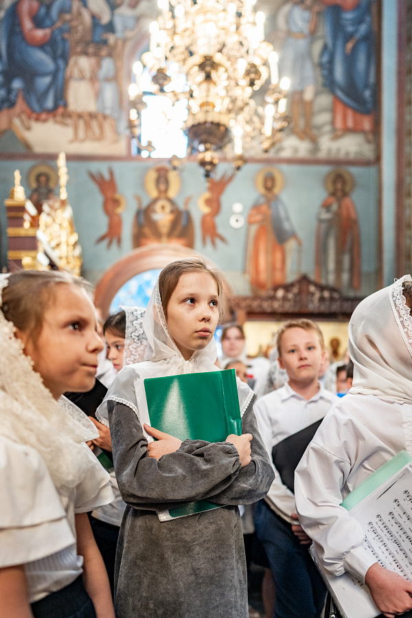 Первое архиерейское богослужение с участием сводного детского хора Подольской епархии в соборе Всех святых, в земле Русской просиявших города Домодедово